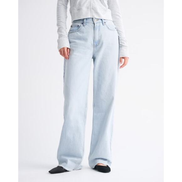 NWT Women's Size 12L/31 Abercrombie & Fitch The Loose High Rise Light Wash Jean - Picture 1 of 7